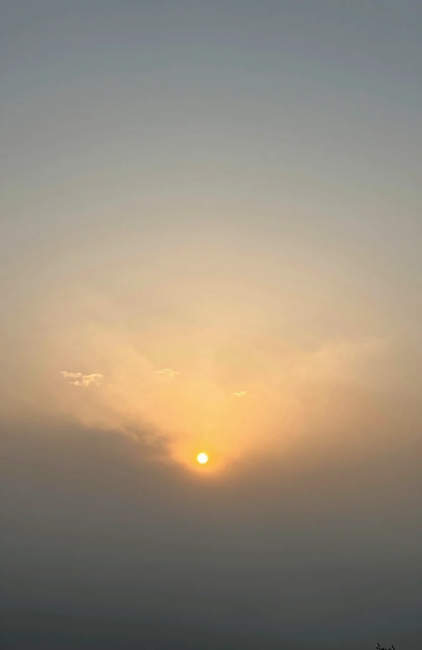 Horizon au lever du soleil sur un paysage calme