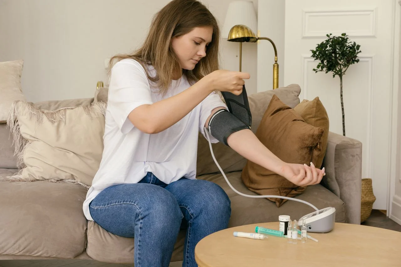 Stress chronique et hypertension : pourquoi surveiller sa tension à domicile